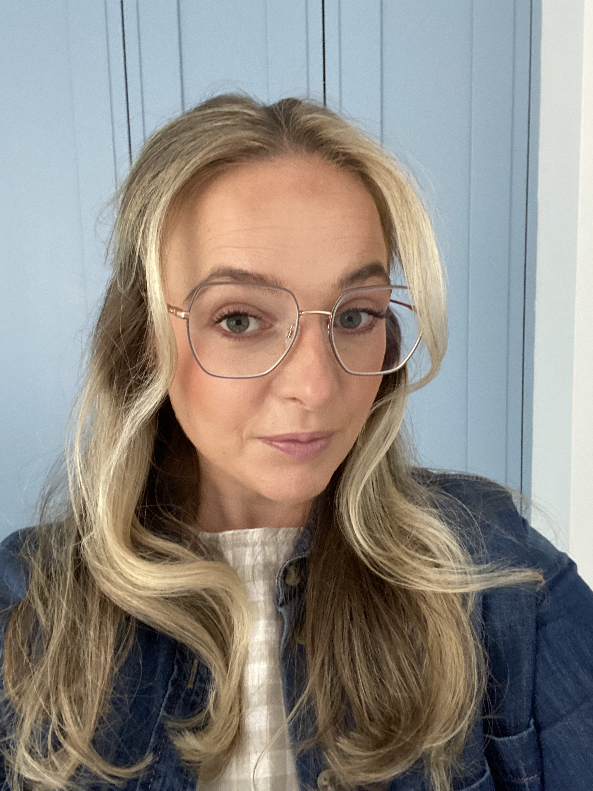 Women selfie, blonde hair, with glasses, smiling. black and white tones 